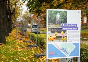 Uzraksts, ka notiek celiņu atjaunošana