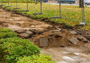 Esplanādē sākta novecojušā celiņu seguma nomaiņa