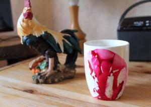 Porcelāna Gailis un apgleznota krūze