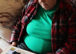 Cilvēks atpūšas krēslā