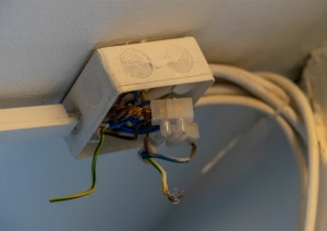 Elektrības sadalītājs ar vaļā esošiem vadiem