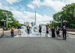 Uzraksts Rīga pie Brīvības pieminekļa