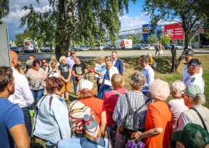 Rīgas domes amatpersonas un apkaimes biedrību pārstāvji kopīgā darba sanāksmē iepazinās ar Lucavsalas mazdārziņu teritoriju