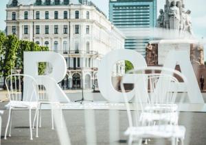 Uzraksts Rīga pie Brīvības pieminekļa