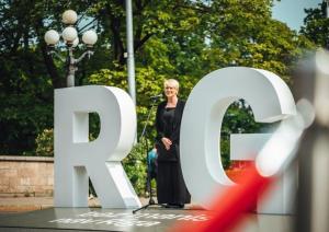 Uzraksts Rīga pie Brīvības pieminekļa