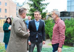 Urbānais biškopis Uģis Mālnieks iepazīstina Rīgas domes priekšsēdētāju Mārtiņu Staķi ar bišu stropu ieziemošanas procesu