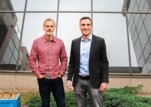 Urbānais biškopis Uģis Mālnieks iepazīstina Rīgas domes priekšsēdētāju Mārtiņu Staķi ar bišu stropu ieziemošanas procesu