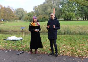 Uzvaras parkā iesēts pirmais kvadrātmetrs urbānās pļavas 