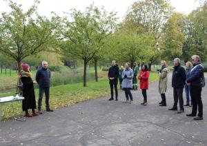 Uzvaras parkā iesēts pirmais kvadrātmetrs urbānās pļavas 