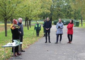 Uzvaras parkā iesēts pirmais kvadrātmetrs urbānās pļavas 