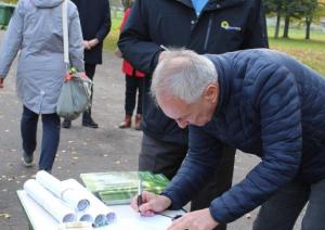 Uzvaras parkā iesēts pirmais kvadrātmetrs urbānās pļavas 