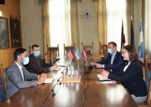 ASV vēstniecība Latvijā dalās pieredzē ar Rīgas domi korupcijas novēršanas jautājumos