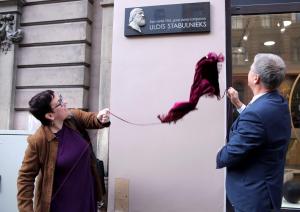 Rīgā atklāj komponista Ulda Stabulnieka piemiņai veltītu plāksni 