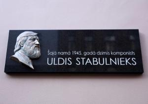 Komponista Ulda Stabulnieka piemiņai veltīta plāksne