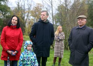  RD Mājokļu un vides komitejas priekšsēdētājs Edmunds Cepurītis, viņa vietniece Selīna Vancāne, RD Mājokļu un vides departamenta direktors Anatolijs Aļeksejenko