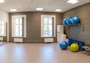 Rehabilitācijas klīnikas telpa ar vingrošanas bumbām