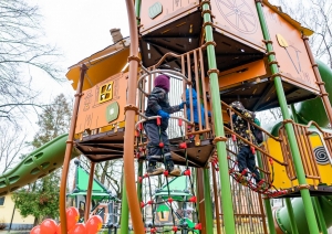 Bērni kāpelē pa trepēm