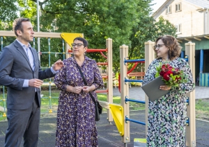 Rīgas domes priekšsēdētājs Mārtiņš Staķis, Izglītības, kultūras un sporta komitejas priekšsēdētāja Iveta Ratinīka un Ziedoņdārza pirmsskolas vadītāja vietniece Tatjana Sļepņova 