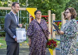 Rīgas domes priekšsēdētājs Mārtiņš Staķis, Izglītības, kultūras un sporta komitejas priekšsēdētāja Iveta Ratinīka unZiedoņdārza pirmsskolas vadītāja vietniece Tatjana Sļepņova