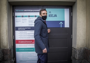 Rīgas domes priekšsēdētājs Mārtiņš Staķis vakcinācijas centrā