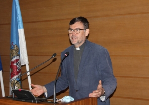 Mācītājs vada svētbrīdi Rātsnamā