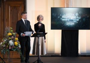 Pasniedz balvas “Zelta pildspalva” un “Zelta stipendija”  