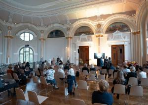 Pasniedz balvas “Zelta pildspalva” un “Zelta stipendija”  