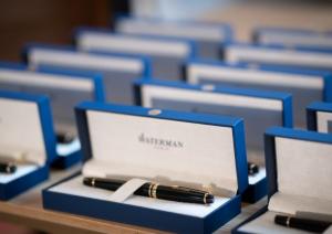 Pasniedz balvas “Zelta pildspalva” un “Zelta stipendija”  