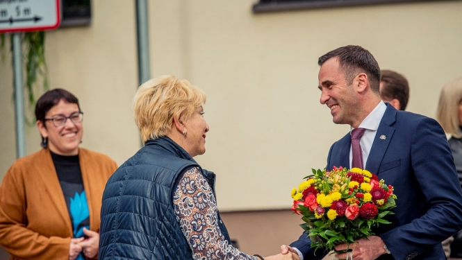 Mārtiņš Staķis sveic  skolas direktori