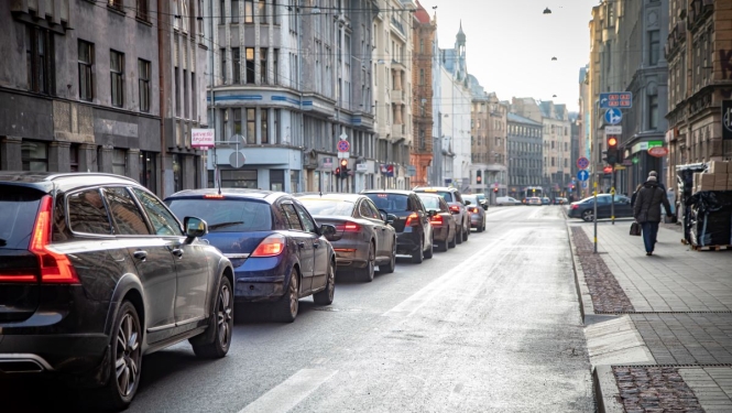 Automašīnas uz ielas