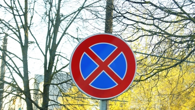 Ceļa zīme apstāties un stāvēt aizliegts