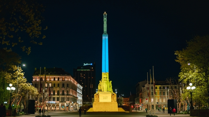 Izgaismots Brīvības piemineklis