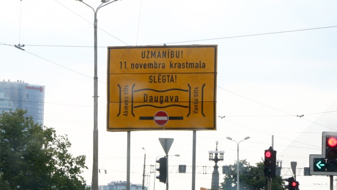 Ceļa zīme krastmala slēgta