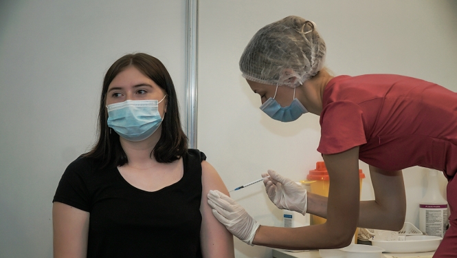 Cilvēkam veic vakcināciju