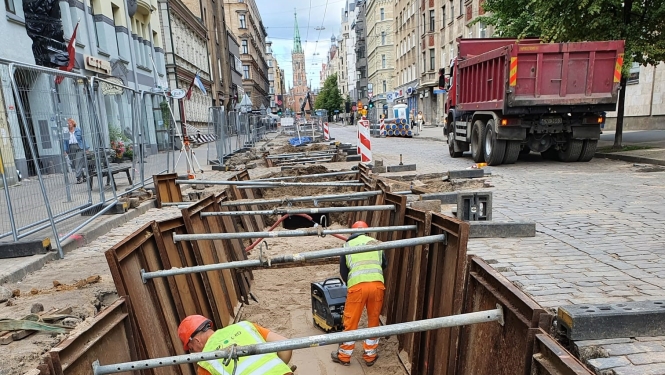 Strādnieki remontē ielu