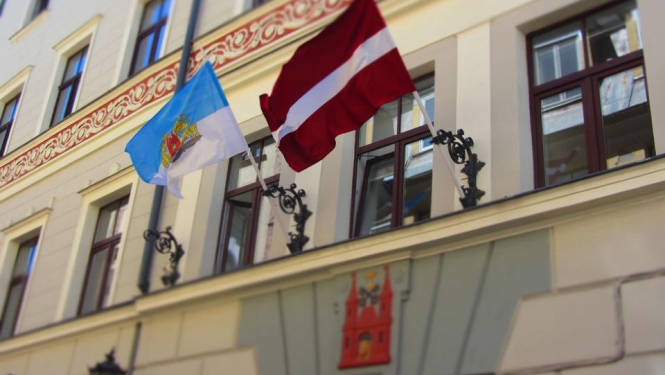 Īpašuma departamenta ēka ar Rīgas un Latvijas karogiem