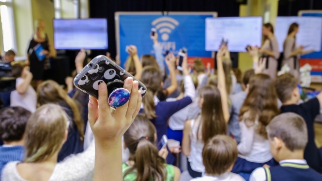 Jaunieši ceļ rokas