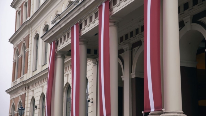 Latvijas valsts karogs pie Rātsnama