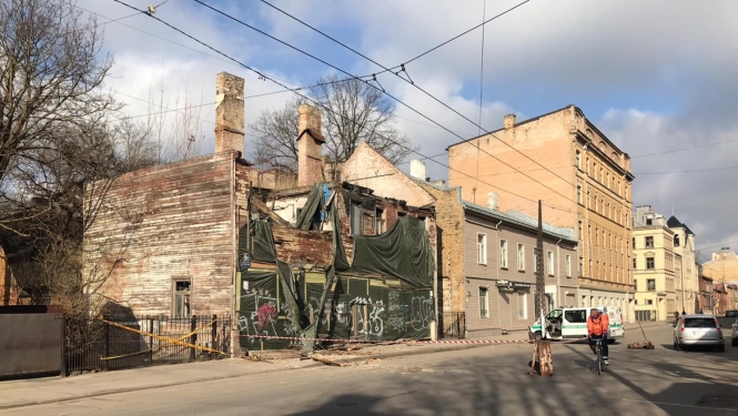 Matīsa ielas 54 mājai iegruvuši pārsegumi, ierobežota satiksme