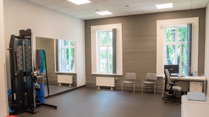 Rehabilitācijas klīnikas telpa ar speciālo aparatūru