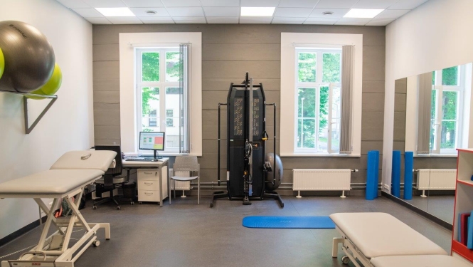 Rehabilitācijas klīnikas telpa ar speciālo aparatūru