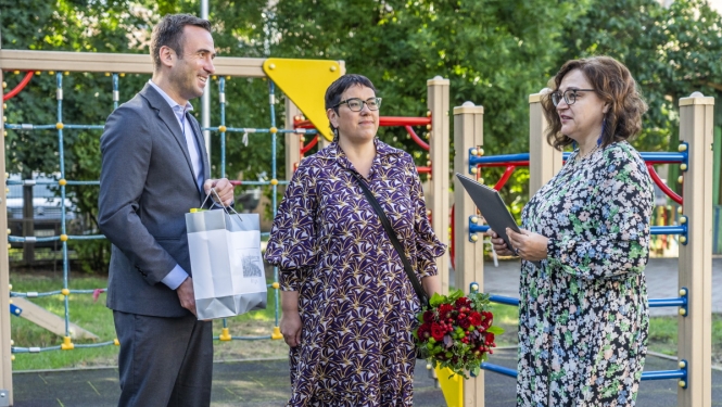 Rīgas domes priekšsēdētājs Mārtiņš Staķis, Izglītības, kultūras un sporta komitejas priekšsēdētāja Iveta Ratinīka unZiedoņdārza pirmsskolas vadītāja vietniece Tatjana Sļepņova