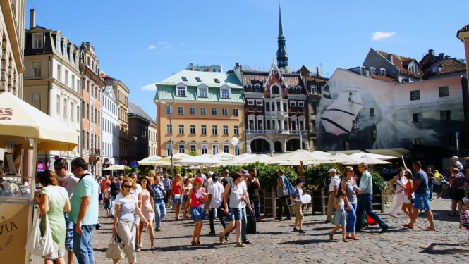 Cilvēki Doma laukumā