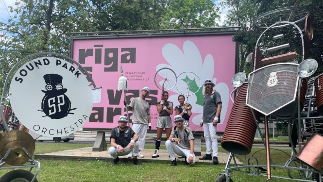 Orķestris spēlē mūziku