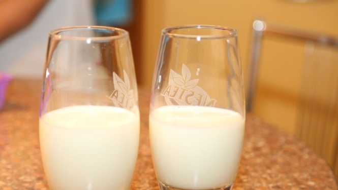 Glāzes ar pienu
