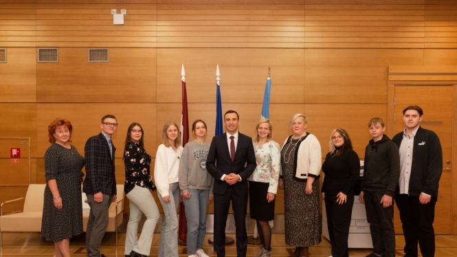 Domes vadības kopbilde ar skolēniem