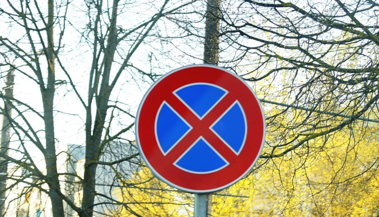 Ceļa zīme apstāties un stāvēt aizliegts