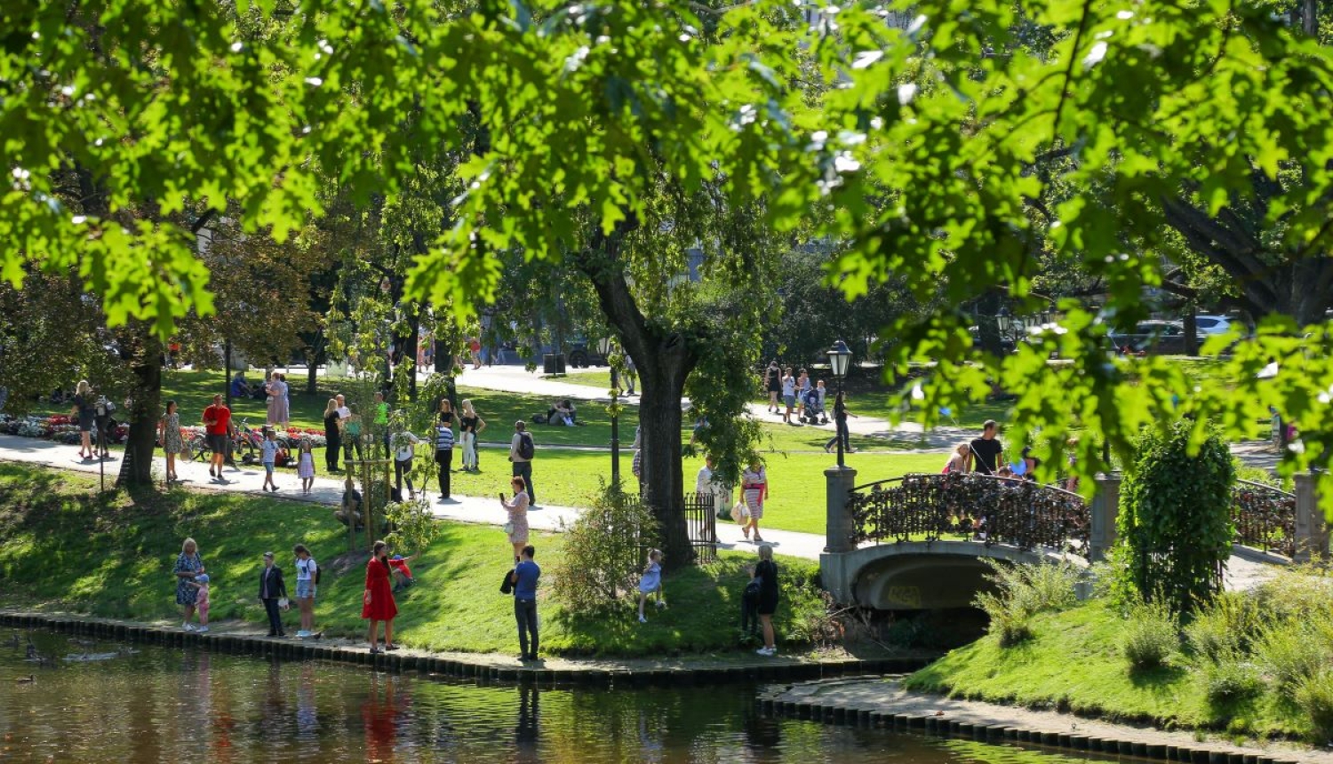 Bastejkalns, kanālmala