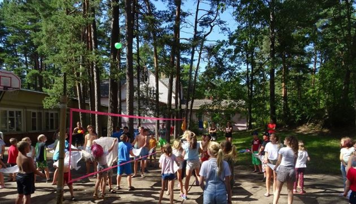 Bērni spēlē volejbolu