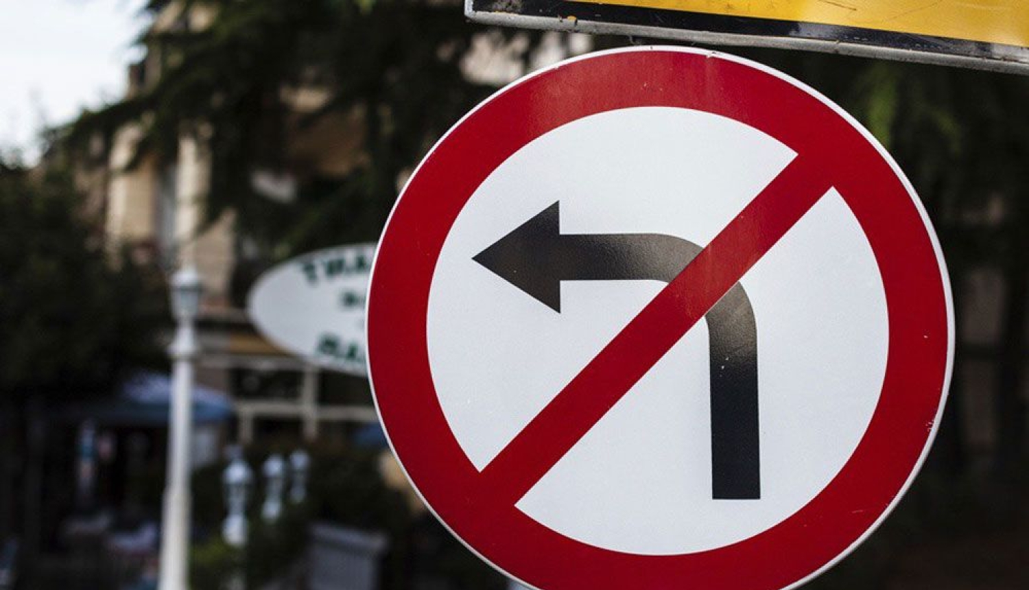 Ceļa zīme - aizliegts kreisais pagrieziens